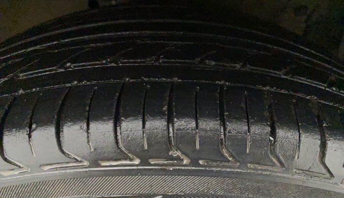 2013 Maruti Ertiga VXI CNG, CNG, Manual, 1,06,752 km, Right Front Tyre Tread