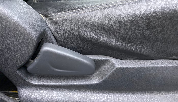 2016 Renault Kwid RXT, Petrol, Manual, 30,433 km, Driver Side Adjustment Panel