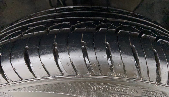 2016 Hyundai Elite i20 MAGNA 1.2, Petrol, Manual, 19,526 km, Right Front Tyre Tread