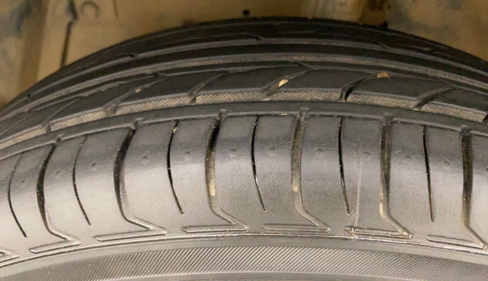 2015 Maruti Swift VXI, Petrol, Manual, 67,292 km, Left Front Tyre Tread