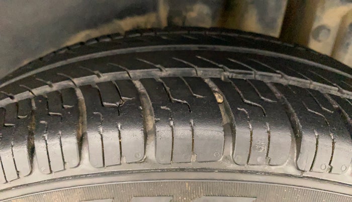 2015 Maruti Swift VXI, Petrol, Manual, 67,292 km, Left Rear Tyre Tread