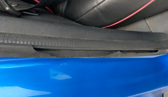 2018 Tata NEXON XM DIESEL, Diesel, Manual, 1,49,410 km, Right rear door - Beading has minor damage