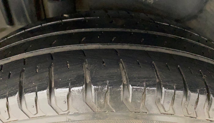 2015 Maruti Swift Dzire ZXI, Petrol, Manual, 1,31,144 km, Right Rear Tyre Tread