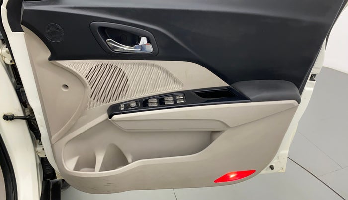 2019 Mahindra XUV300 W8 DIESEL MT, Diesel, Manual, 30,708 km, Driver Side Door Panels Control