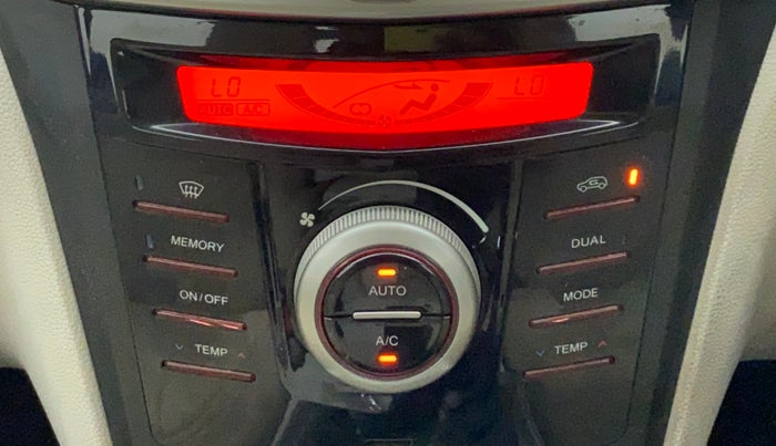 2019 Mahindra XUV300 W8 DIESEL MT, Diesel, Manual, 30,708 km, Automatic Climate Control