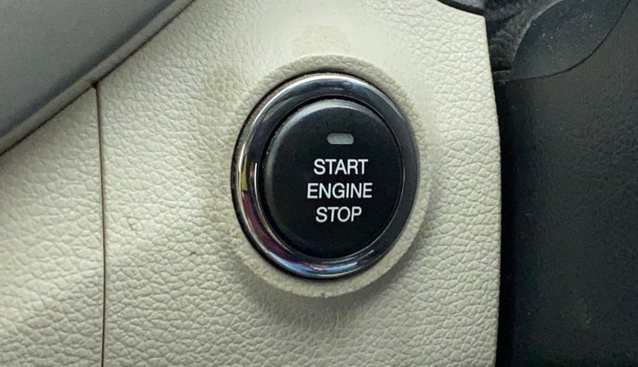 2019 Mahindra XUV300 W8 DIESEL MT, Diesel, Manual, 30,708 km, Keyless Start/ Stop Button