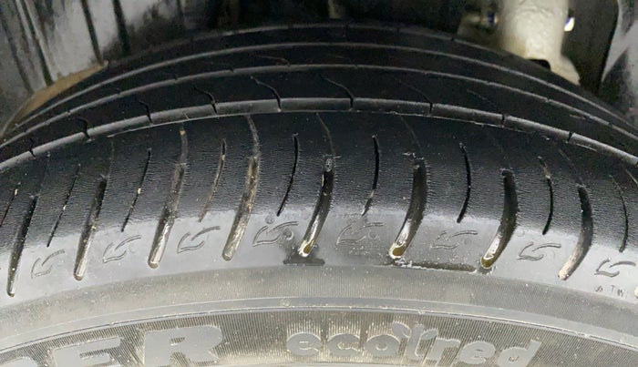 2019 Mahindra XUV300 W8 DIESEL MT, Diesel, Manual, 30,708 km, Right Rear Tyre Tread