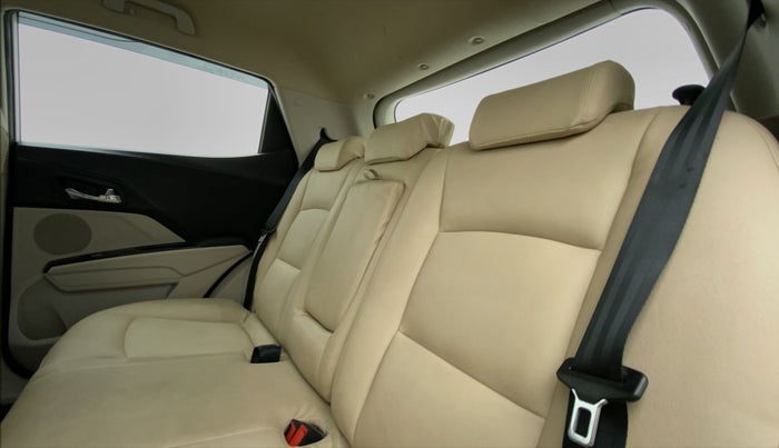 2019 Mahindra XUV300 W8 DIESEL MT, Diesel, Manual, 30,708 km, Right Side Rear Door Cabin