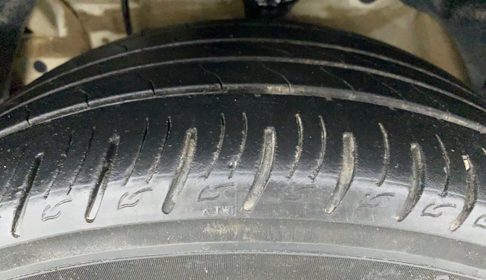 2019 Mahindra XUV300 W8 DIESEL MT, Diesel, Manual, 30,708 km, Left Front Tyre Tread