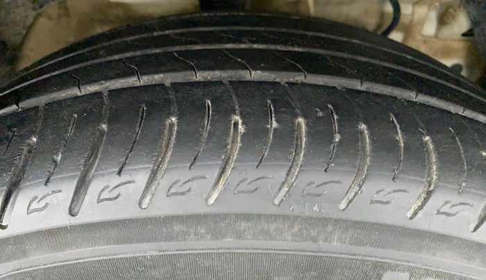 2019 Mahindra XUV300 W8 DIESEL MT, Diesel, Manual, 30,708 km, Right Front Tyre Tread