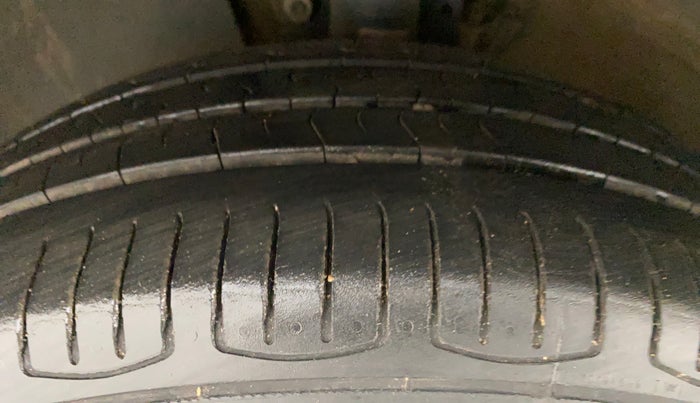 2016 Volkswagen Ameo HIGHLINE1.2L, Petrol, Manual, 1,42,245 km, Left Front Tyre Tread