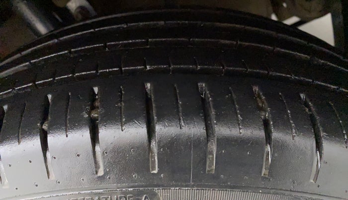 2015 Maruti Baleno ZETA DIESEL 1.3, Diesel, Manual, 66,825 km, Left Front Tyre Tread