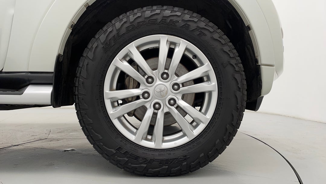 2015 Mitsubishi Pajero Glx Lwb (4x4), Automatic, 142636 km, Right Front Wheel