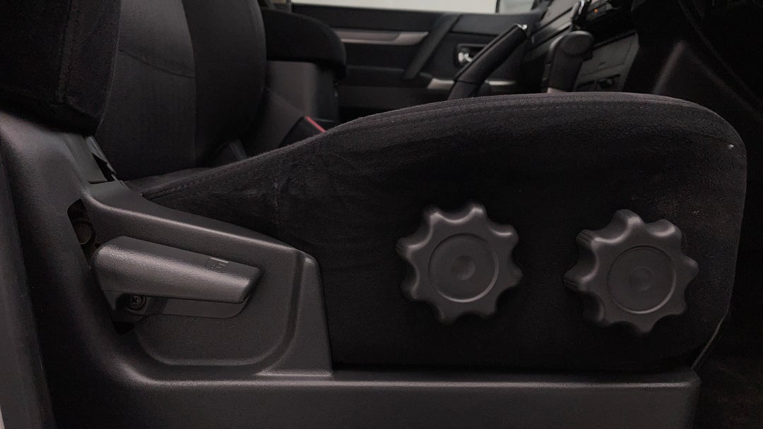 2015 Mitsubishi Pajero Glx Lwb (4x4), Automatic, 142636 km, Drivers Side Adjustment Panel