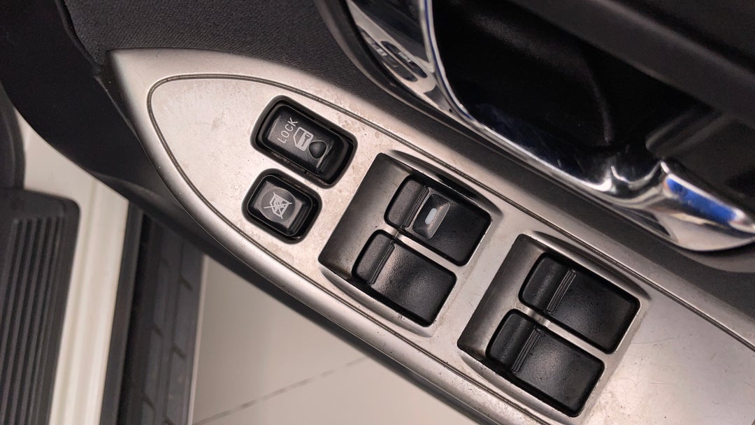 2015 Mitsubishi Pajero Glx Lwb (4x4), Automatic, 142636 km, Drivers Side Door Panel Controls