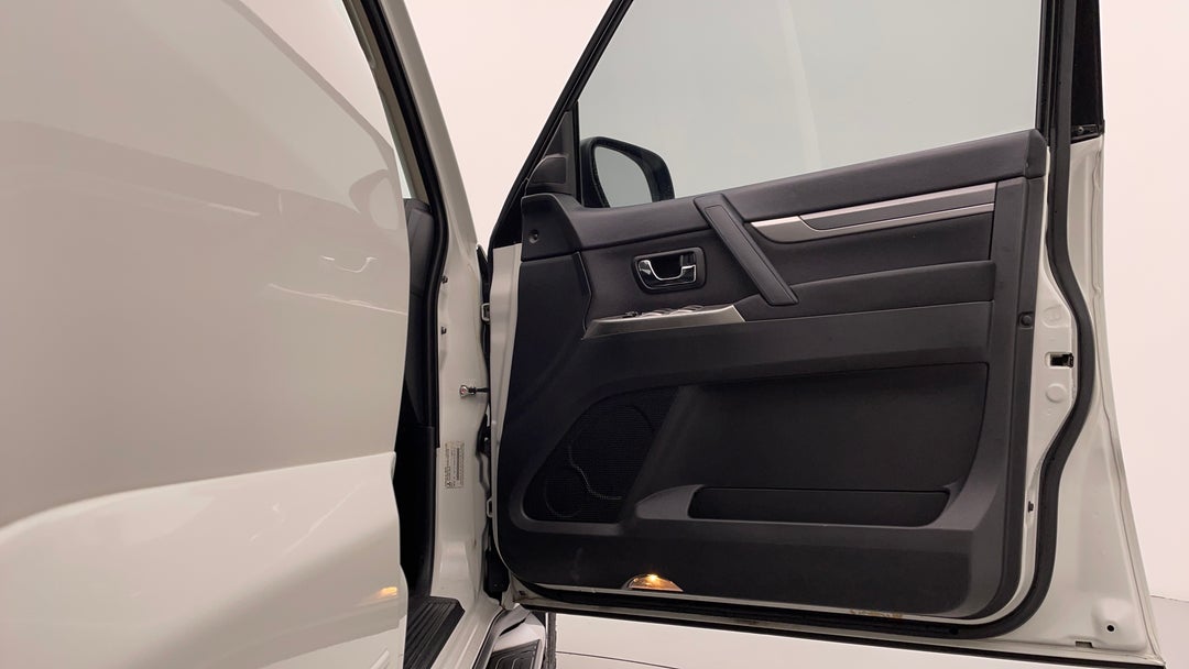 2015 Mitsubishi Pajero Glx Lwb (4x4), Automatic, 142636 km, Speaker View