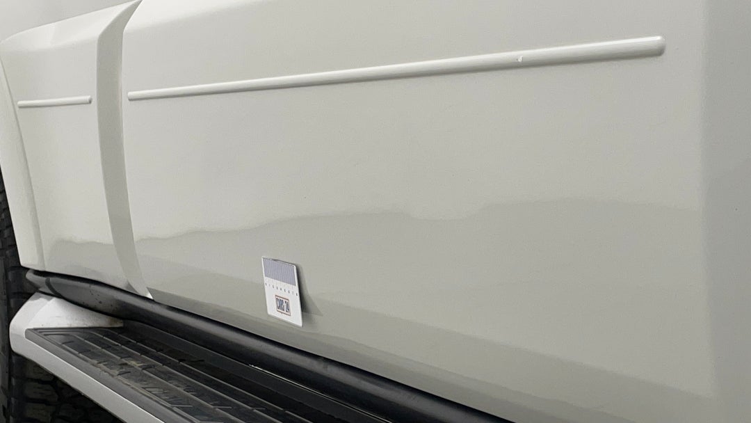 2015 Mitsubishi Pajero Glx Lwb (4x4), Automatic, 142636 km, Doors Front RHS Dent