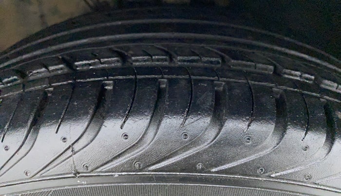 2015 Volkswagen Vento HIGHLINE PETROL, Petrol, Manual, 38,907 km, Right Front Tyre Tread