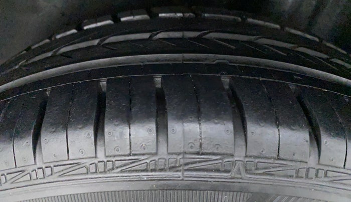 2015 Volkswagen Vento HIGHLINE PETROL, Petrol, Manual, 38,907 km, Left Rear Tyre Tread