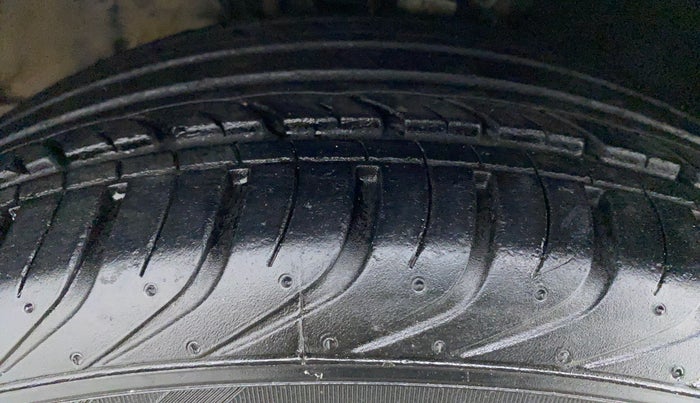 2015 Volkswagen Vento HIGHLINE PETROL, Petrol, Manual, 38,907 km, Left Front Tyre Tread