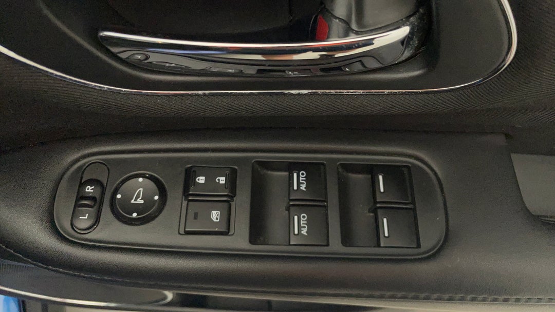 2015 Honda HR-V Vti-s, Automatic, 73952 km, Drivers Side Door Panel Controls
