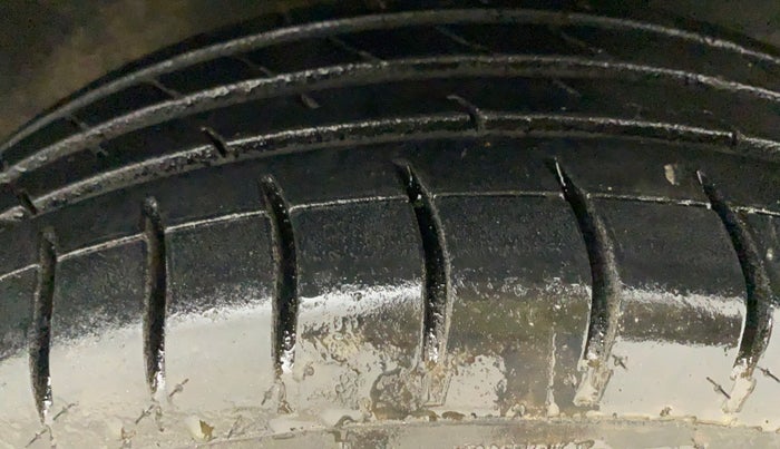 2015 Maruti Baleno DELTA PETROL 1.2, Petrol, Manual, 61,667 km, Right Front Tyre Tread