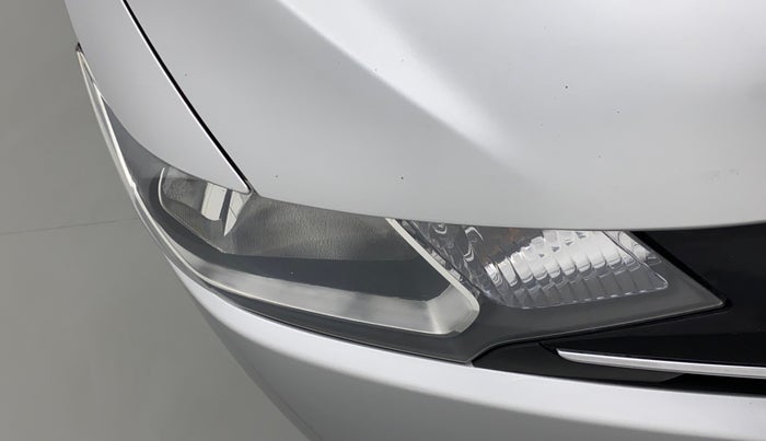 2016 Honda Jazz 1.2L I-VTEC V, Petrol, Manual, 1,09,814 km, Right headlight - Headlight parking bulb fused