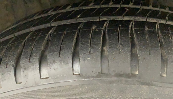 2018 Maruti IGNIS DELTA 1.2 AMT, CNG, Automatic, 1,00,481 km, Right Front Tyre Tread