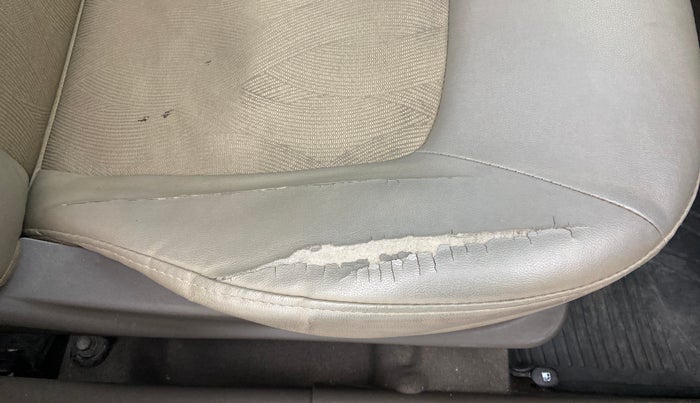 2010 Hyundai i10 MAGNA 1.2, Petrol, Manual, 83,958 km, Driver seat - Cover slightly torn