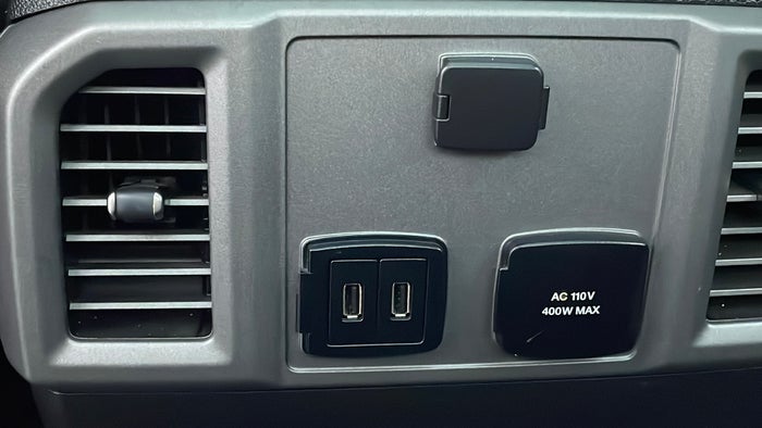 FORD F 150-Centre Console Cover Missing