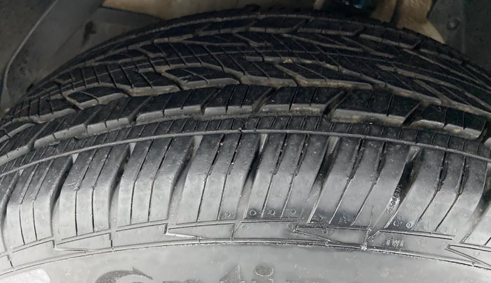 2014 Mahindra XUV500 W4, Diesel, Manual, 83,640 km, Left Front Tyre Tread