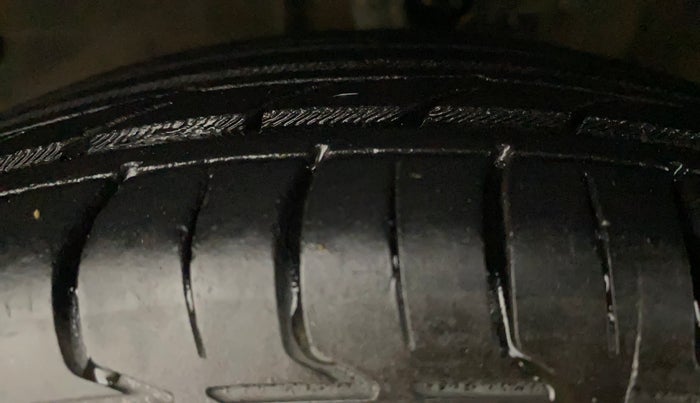 2013 Hyundai i10 SPORTZ 1.1, Petrol, Manual, 1,03,214 km, Left Front Tyre Tread
