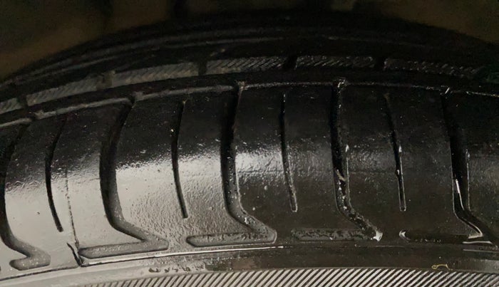 2013 Hyundai i10 SPORTZ 1.1, Petrol, Manual, 1,03,214 km, Right Front Tyre Tread
