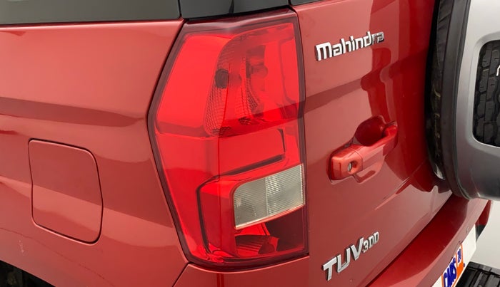 2018 Mahindra TUV300 T10 AMT DUAL TONE, Diesel, Automatic, 47,414 km, Left tail light - Minor scratches