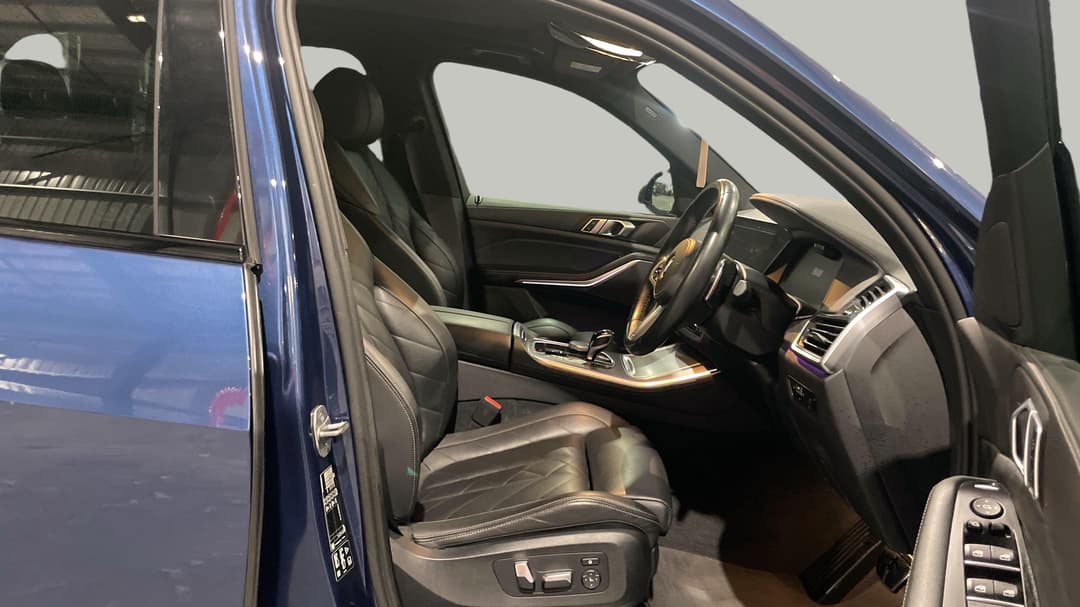 2022 BMW X5 xDrive30d M Sport, Automatic, 57200 km, Right Side Front Door Cabin View