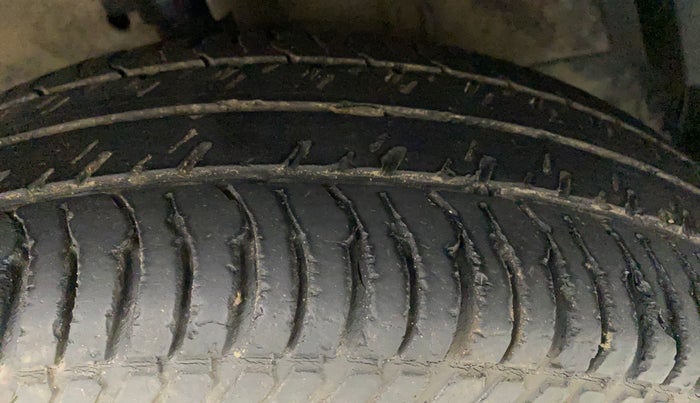 2014 Maruti Swift Dzire VXI, Petrol, Manual, 74,096 km, Right Front Tyre Tread