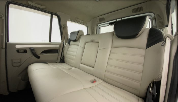 2017 Mahindra Scorpio S10 Intelli Hybrid 2WD, Diesel, Manual, 63,642 km, Right Side Rear Door Cabin