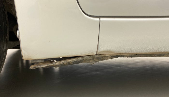 2014 Maruti Swift VXI, Petrol, Manual, 40,408 km, Left running board - Cladding has minor damage