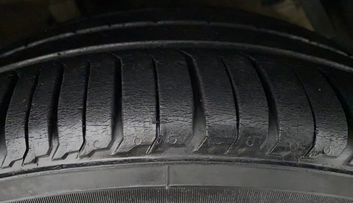 2016 Maruti Ciaz  ZDI SHVS, Diesel, Manual, 83,077 km, Left Front Tyre Tread