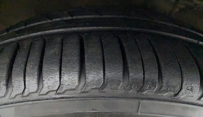 2016 Maruti Ciaz  ZDI SHVS, Diesel, Manual, 83,077 km, Right Front Tyre Tread