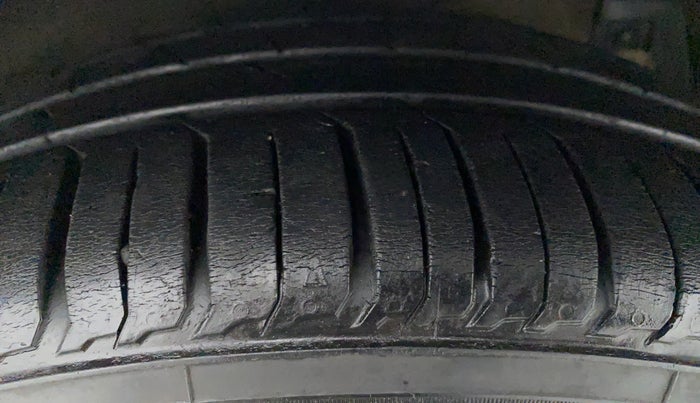 2016 Maruti Ciaz  ZDI SHVS, Diesel, Manual, 83,077 km, Right Rear Tyre Tread