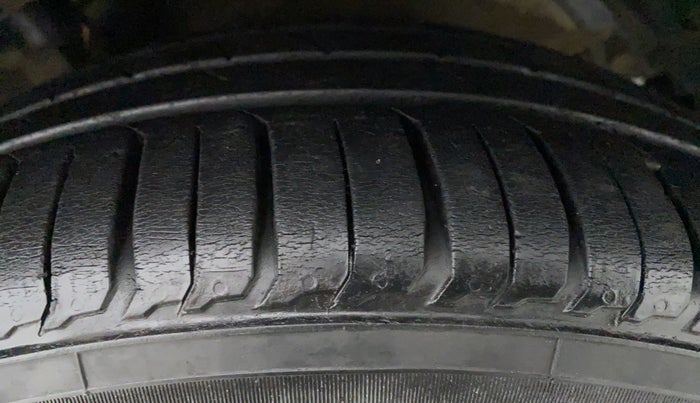 2016 Maruti Ciaz  ZDI SHVS, Diesel, Manual, 83,077 km, Left Rear Tyre Tread