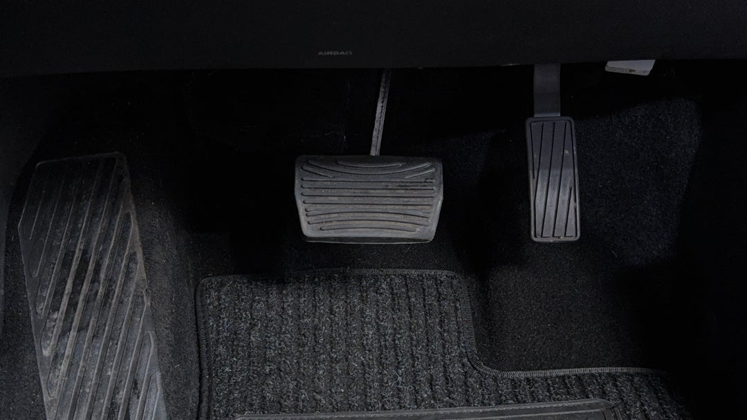 2023 Mahindra Xuv700 Ax7l, Automatic, 20601 km, Pedals and Footmat