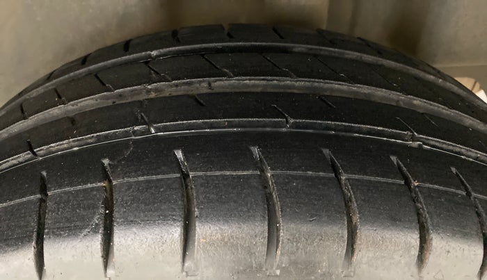 2017 Skoda Rapid 1.5 TDI MT AMBITION, Diesel, Manual, 49,514 km, Left Rear Tyre Tread