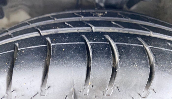 2015 Hyundai i10 SPORTZ 1.1 IRDE2, Petrol, Manual, 37,816 km, Left Front Tyre Tread
