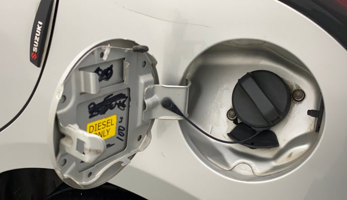 2015 Maruti Swift ZDI, Diesel, Manual, 72,093 km, Left quarter panel - Fuel lid lock has slight discoloration