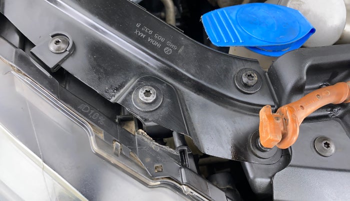 2013 Volkswagen Vento HIGHLINE PETROL, Petrol, Manual, 67,291 km, Right headlight - Clamp has minor damage
