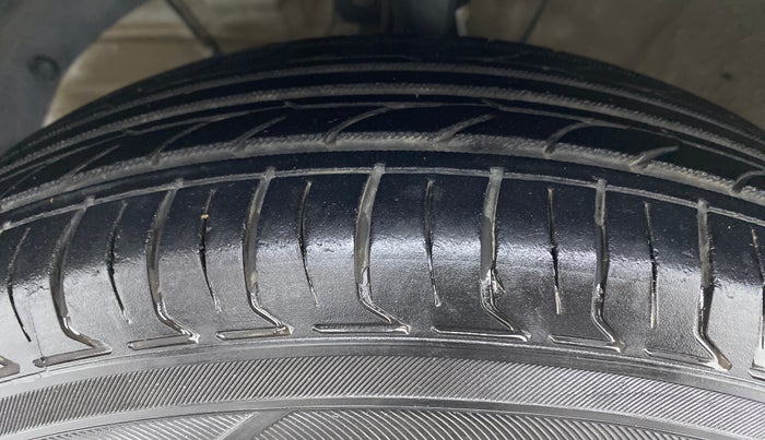 2017 Maruti Dzire VDI, Diesel, Manual, 59,421 km, Left Front Tyre Tread