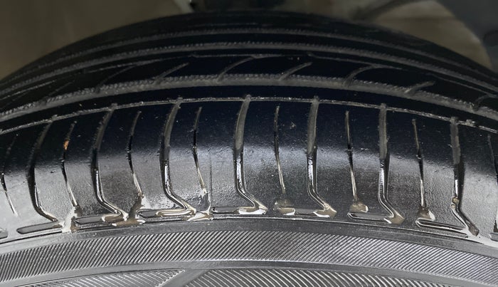 2017 Maruti Dzire VDI, Diesel, Manual, 59,421 km, Right Front Tyre Tread
