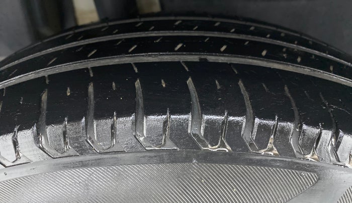 2017 Maruti Dzire VDI, Diesel, Manual, 59,421 km, Right Rear Tyre Tread